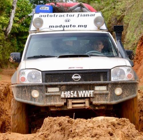Pickup AUTO TRACTOR en franchissement boue profonde